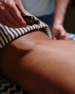 Le massage Abhyanga